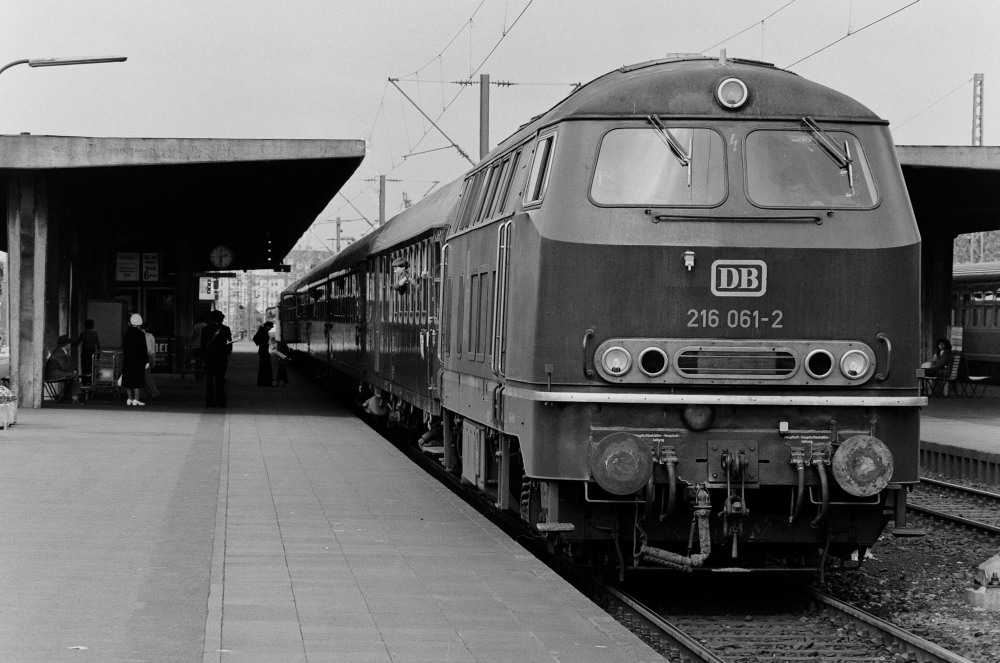 http://images.bahnstaben.de/HiFo/00019_Lokwechsel - Braunschweig Hbf am 4.6.1976/3535373135336362.jpg